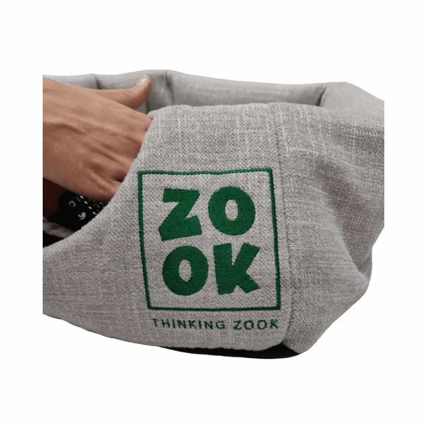 Ninho para gatos Zook Gravel em forma de cubo, com estrutura 2 em 1, com mão a mostrar o formato cama.