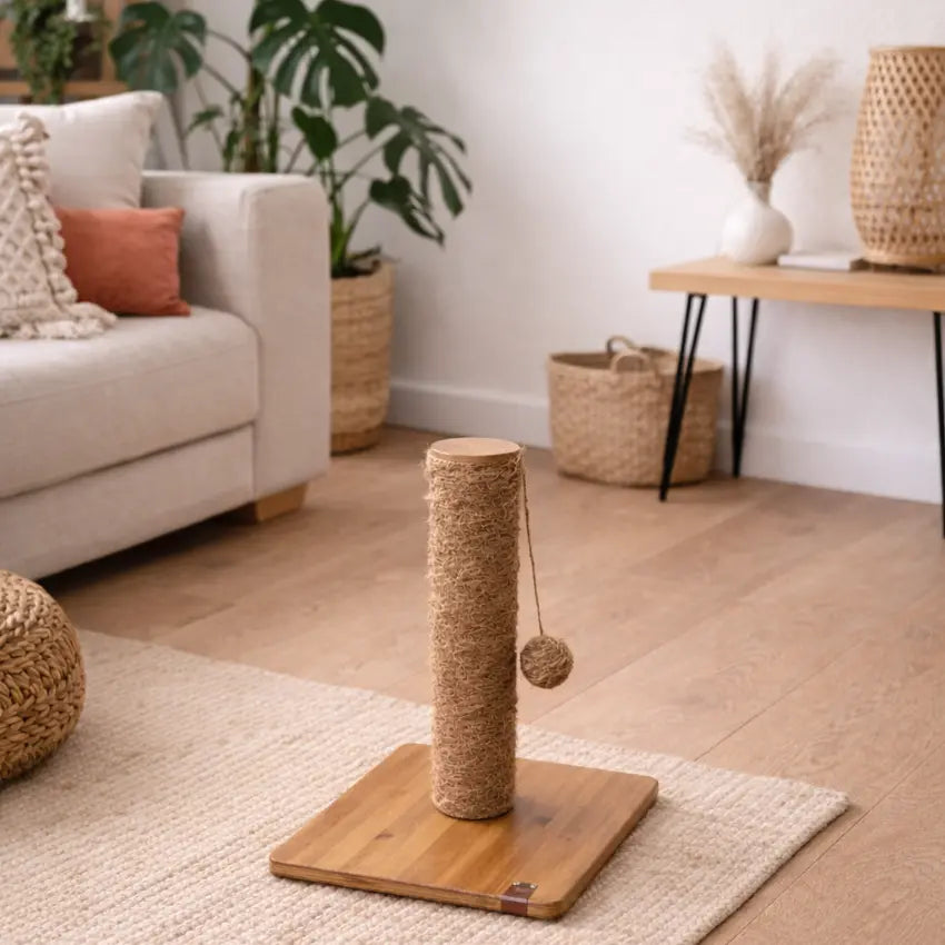arranhador para gatos em fibra de coco com base em bambu colocado no chão de uma sala de estar
