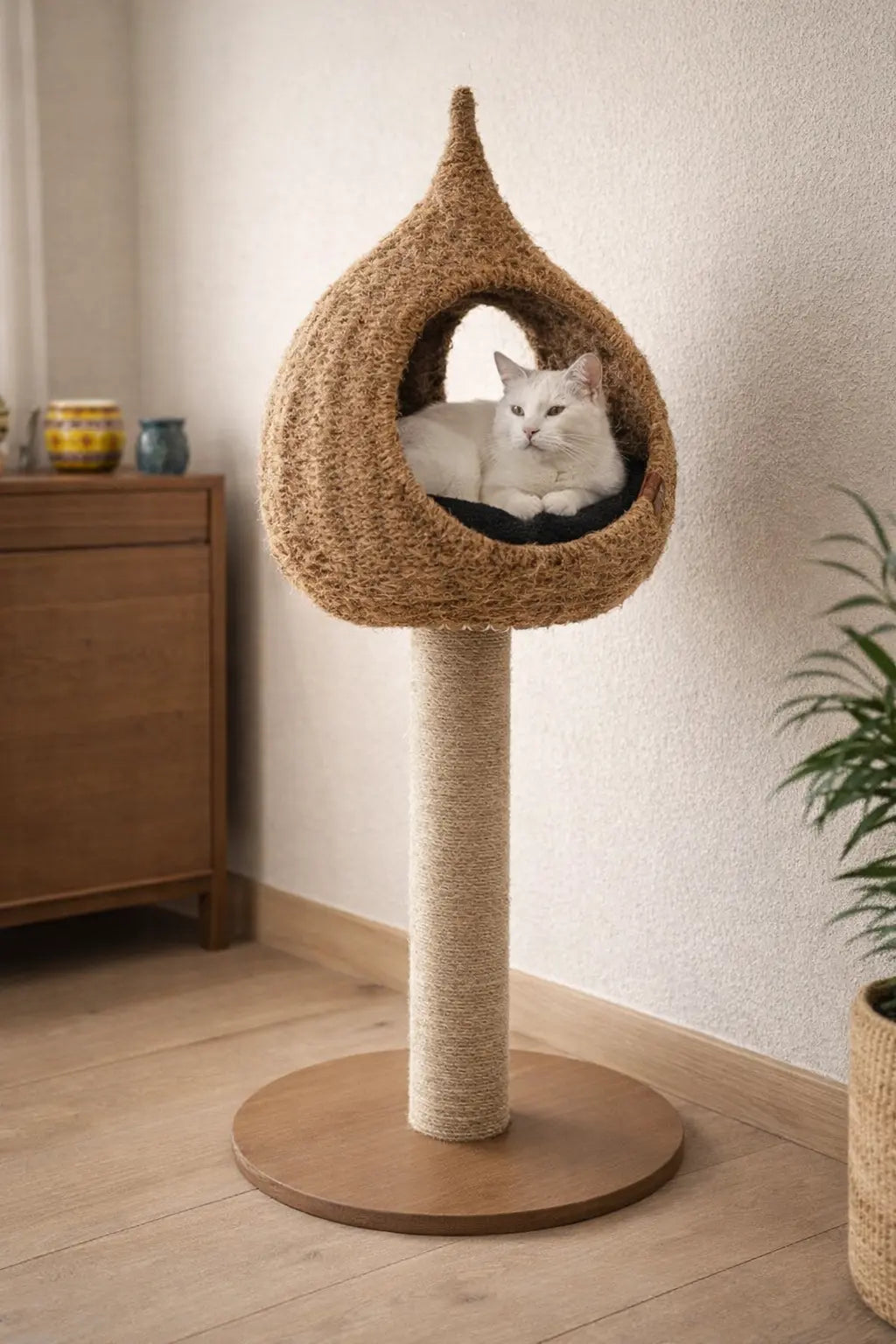 Arranhador para gatos em materiais naturais, integrado numa sala de estar