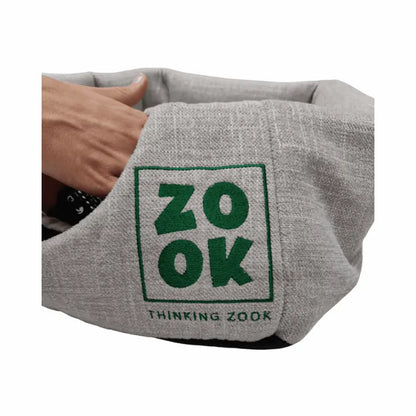 Ninho para gatos Zook Gravel em forma de cubo, com estrutura 2 em 1, com mão a mostrar o formato cama.