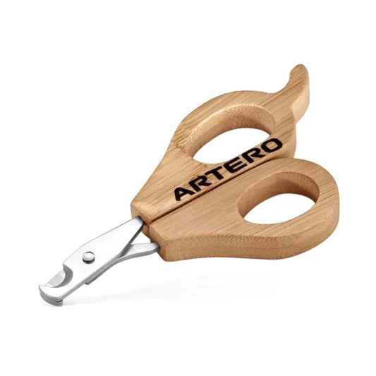 Detalhe do cabo ergonómico em bambu do cortador de unhas Artero Lady