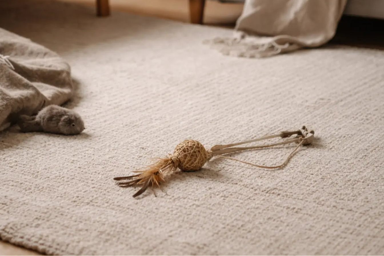 Brinquedos naturais para gatos em ambiente doméstico